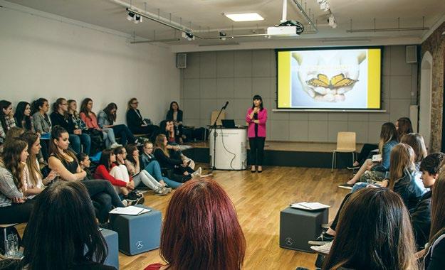 12 EDUKACJA Dziewczyny oswajają technologię Mercedes-Benz Manufacturing Poland uruchomił program Girls GO Technology, którego celem jest przybliżenie dziewczętom nauk matematycznych, technicznych i