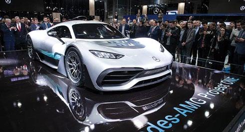 najnowsza odsłona kompaktowej Klasy A oraz nowe wcielenie terenowej ikony Klasy G, w której zainstalowano zupełnie nowy system jazdy w terenie G-Mode.