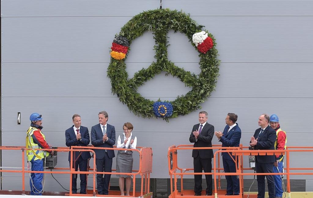 2 WSTĘP MERCEDES-BENZ MANUFACTURING POLAND Na fabryce Mercedes-Benz w Jaworze zawisła wiecha.