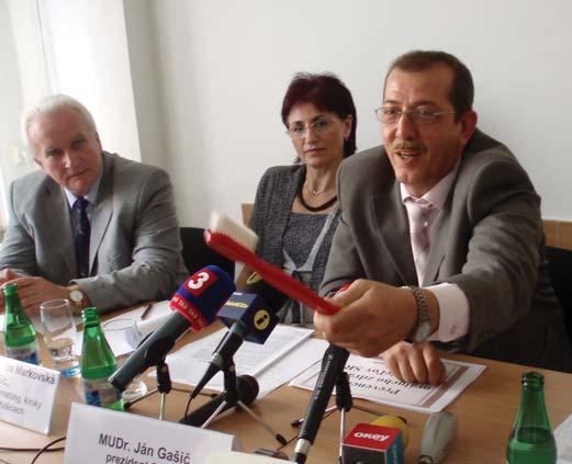 Z ČINNOSTI SKZL 2 ZUBNÝ LEKÁR č. 7-8 / júl - august 2006 / ročník XIII ZAVEDENIE CELOPLOŠNÉHO PREVENTÍVNEHO PROGRAMU Mgr. Marta Holečková Tlačová konferencia SKZL Bratislava 22.