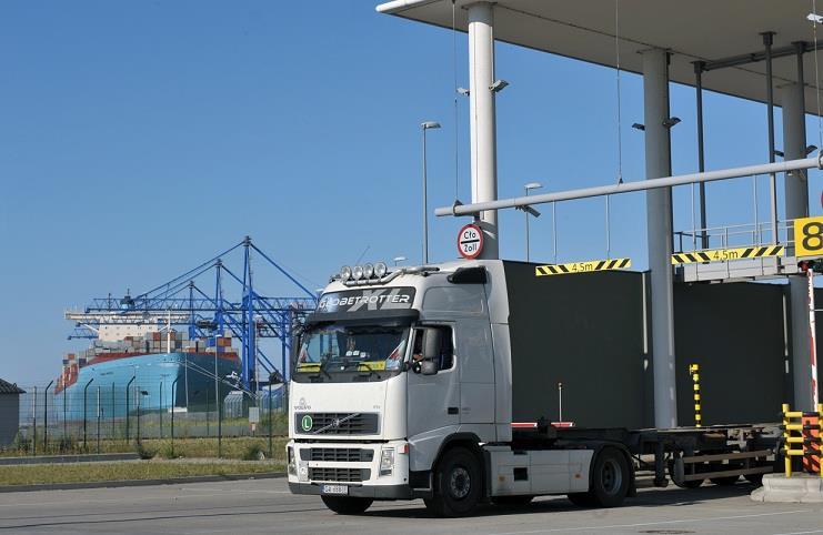 25 2.3 Terminale kontenerowe Brama Kontener przed wjazdem na terminal przechodzi
