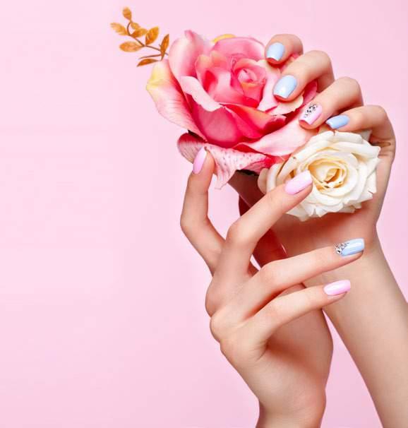 FEDERICO MAHORA MAKEUP / DŁONIE 129 ZMYWACZ DO PAZNOKCI BEZACETONOWY ACETONE FREE NAIL POLISH REMOVER Nie tylko usuwa lakier z paznokci, ale i zawiera olej rycynowy, który