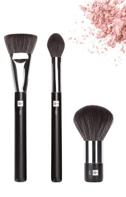 132 FEDERICO MAHORA MAKEUP / AKCESORIA 1 PĘDZEL DO PUDRU BRĄZUJĄCEGO NR 401 FLAT BRONZER BRUSH NO. 401 Stworzony do aplikacji pudrów brązujących i rozświetlających.