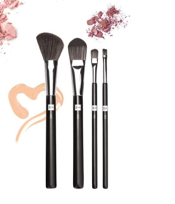FEDERICO MAHORA MAKEUP / AKCESORIA 133 4 4 5 6 7 PĘDZEL DO RÓŻU NR 405 BLUSH BRUSH NO. 405 Idealny do aplikacji różów, pudrów konturujących i rozświetlaczy.