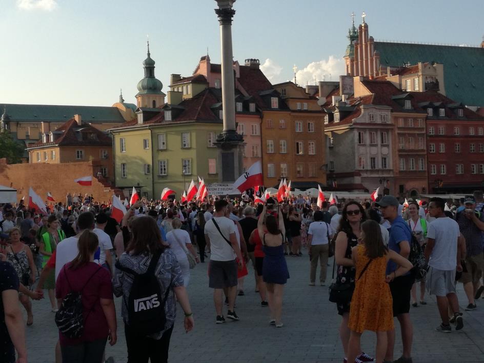 O godz.19:30 pod Kolumną Zygmunta rozpoczął się koncert, będący ostatnim punktem zgromadzenia o nieokreślonym statusie (kontynuowanym pomimo decyzji przedstawicieli miasta o jego rozwiązaniu).