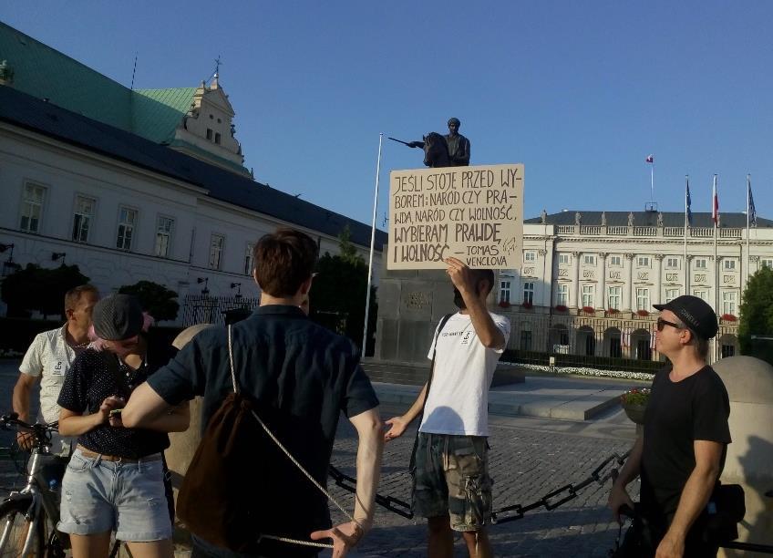 2. Przed Pałacem Prezydenckim, o godz.