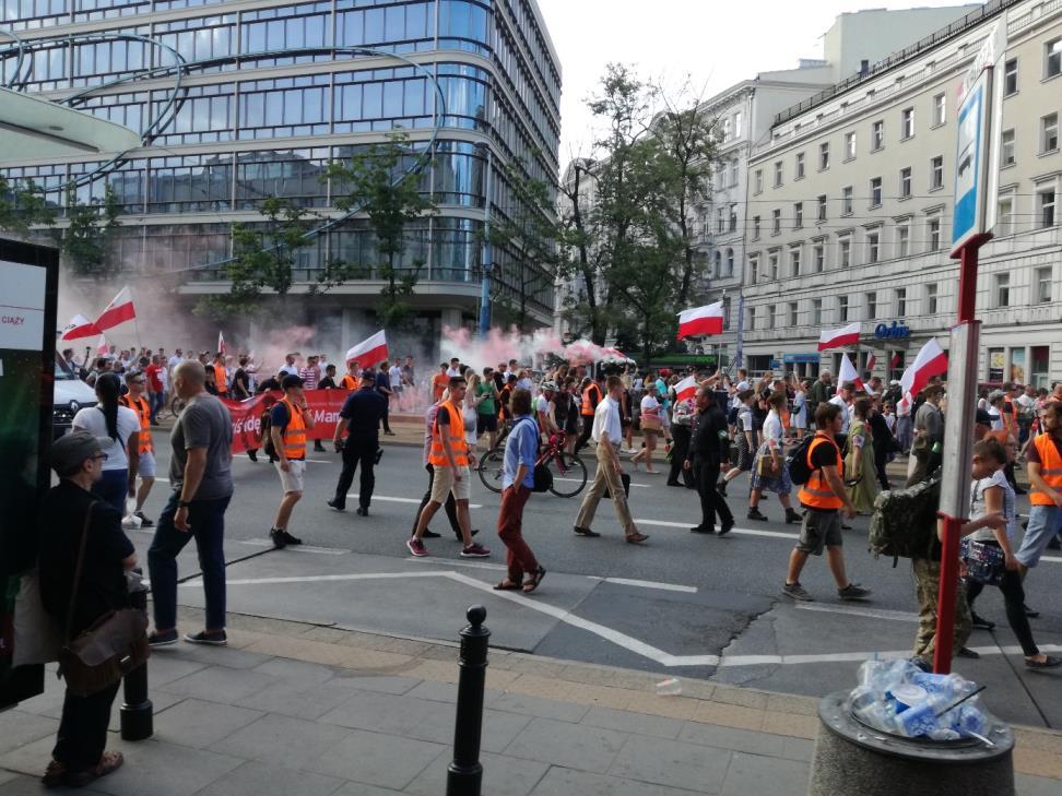 Obserwatorzy nie zauważyli reakcji ze strony Policji, ani straży marszu. Przewodniczący ponowił apel o nieużywanie środków pirotechnicznych, ale nie wykluczył uczestnika ze zgromadzenia.