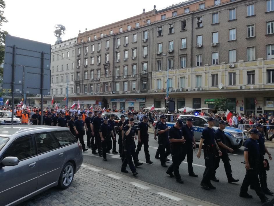 marszu (w pomarańczowych kamizelkach odblaskowych).