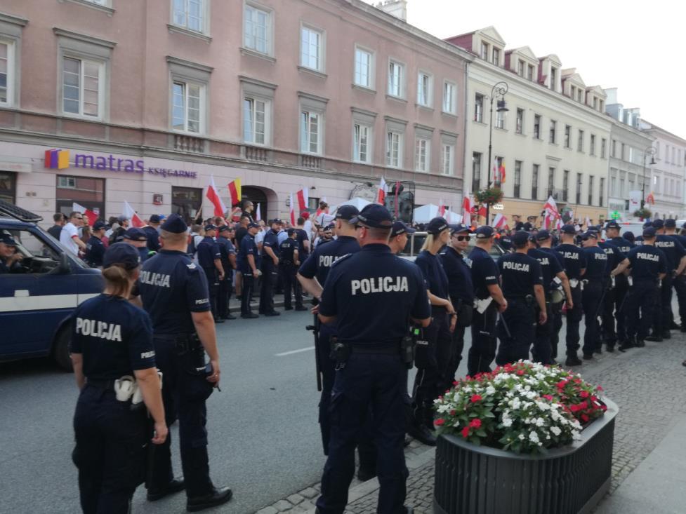 Marsz w kierunku Placu Zamkowego, kontynuowany po rozwiązaniu zgromadzenia (od godz. 18.