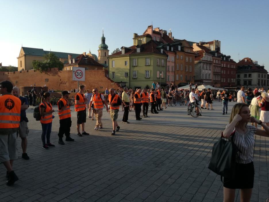 Bednarskiej stały też 4 furgonetki policyjne. Wjazd w ul. Podzamcze blokował pojazd Straży Miejskiej.