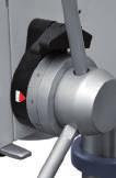 gwarantująca dużą stabilność masywny stół roboczy odchylany +/-45 Wyposażenie