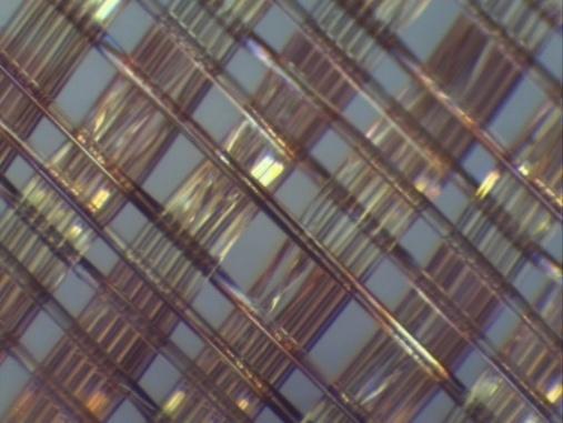 Oznaczenie b) Tkanina F7 Rys. 2. Obrazy cienkich warstw metalicznych (Ag) uzyskanych na tkaninach: kolumna lewa obraz mikroskopowy srebrnej warstwy metalicznej na tkaninie, mikroskop optyczny pow.