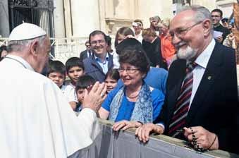 Piotra i licznymi sarkofagami pochowanych tam papieży, ks. abp Edward Nowak oprowadził nas po Collegium Teutonicum z przyległym kościołem i cmentarzem dawnych pielgrzymów niemieckich. Następnie ks.