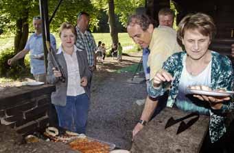 wymieniali poglądy na różne tematy. Humory dopisywały wszystkim.