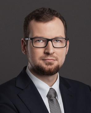 Doświadczenie zawodowe zdobywał pracując w kancelarii podatkowej specjalizującej się w prowadzeniu postępowań podatkowych oraz odbywając staż w jednej z największych międzynarodowych kancelarii