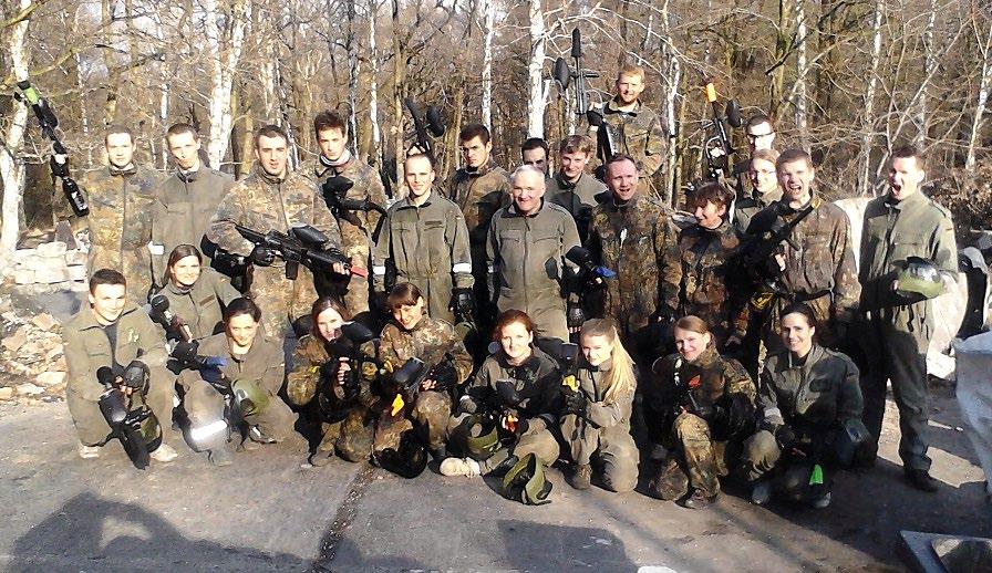 Urodziny o. Tomka W minioną sobotę 1 marca swoje kolejne urodziny przeżywał o. Tomek. Słowo przeżywał nie pojawia się bez kozery, bo przyjaciele zmontowali mu prawdziwą niespodziankę szkołę życia. O.