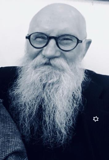 Mieczysław Abramowicz pisarz, historyk, aktor-lalkarz, reżyser teatru lalek, rzecznik prasowy Gdańskiej Gminy Żydowskiej, komentator Radia Gdańsk.