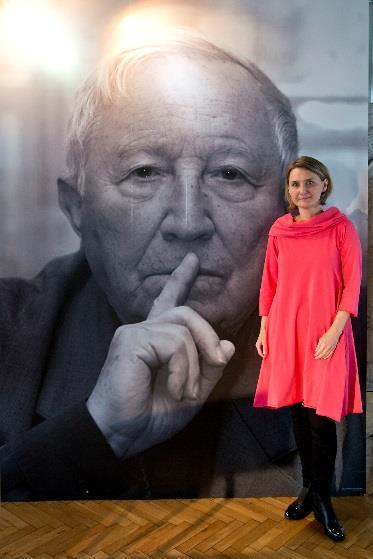 dr JOANNA LISIEWICZ gdynianka; absolwentka Filologii Polskiej na Uniwersytecie Gdańskim; autorka książki o Milczeniu w teatrze Tadeusza Różewicza i Samuela Becketta, scenariusza 15 urodziny Infantki