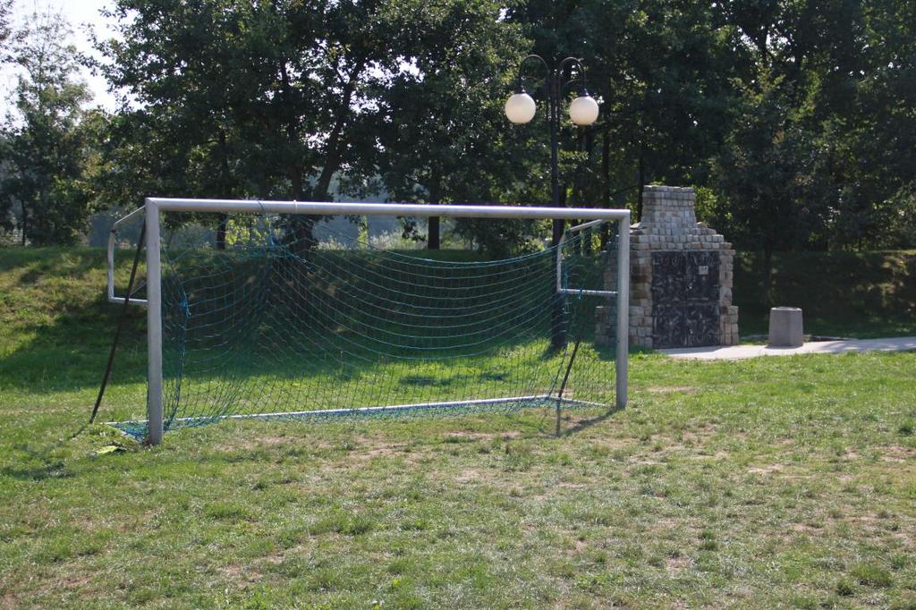 ZAGOSPODAROWANIE TERENÓW WIEJSKICH Doposażenie placu zabaw w Łowkowicach Zakupiono bramki do piłki nożnej.