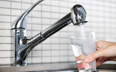NADZÓR NAD JAKOŚCIĄ WODY DO SPOŻYCIA PRZEZ LUDZI Nadzór sanitarny nad jakością wody przeznaczonej do spożycia polega na ochronie zdrowia konsumentów oraz zapewnieniu odbiorcom wody o odpowiednich