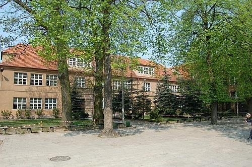 V.2. Szkoły. V.2.1. Szkoła Podstawowa nr 1 w Mosinie 1. Dane ogólne: uczniów Ogółem Klasy I-VI oddziałów Średnia liczba uczniów w oddziale ul. Szkolna 1 www.sp1mosina.