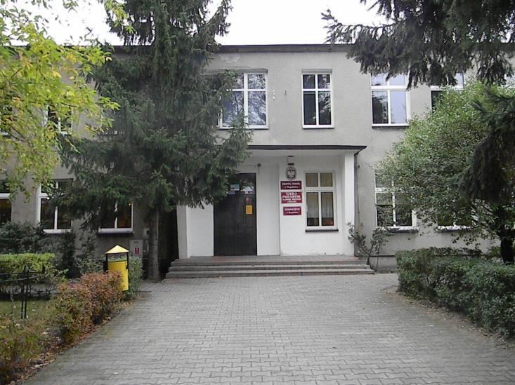 i częściowe odmalowanie sali, położenie wykładziny w świetlicy dla małych dzieci i zamontowanie rolet na okna, remont czytelni: zamontowanie okna, cyklinowanie podłogi, wymiana oświetlenia,