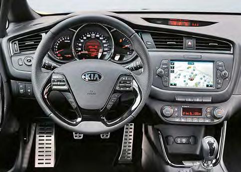 Kia Cee'd SW 1.6 GDI 136 Business Line Sporo dobrze rozmieszczonych i opisanych przełączników ułatwia obsługę.
