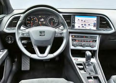 patrzy się ponad kierownicą. Dzięki niewielkiej kierownicy kompaktowy Peugeot wydaje się zwinniejszy niż jest.