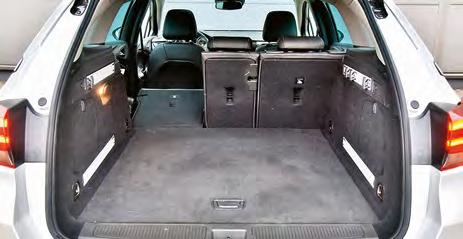 Peugeot jest najlżejszy w teście (choć od najcięższego Leona dzieli go tylko 53 kg) i takie też wrażenie robi podczas jazdy.