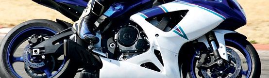 Wyłączyć silnik i zaaplikować preparat do oleju. Po zastosowaniu, uruchomić silnik i pozostawić motocykl na biegu jałowym przez 15 min.