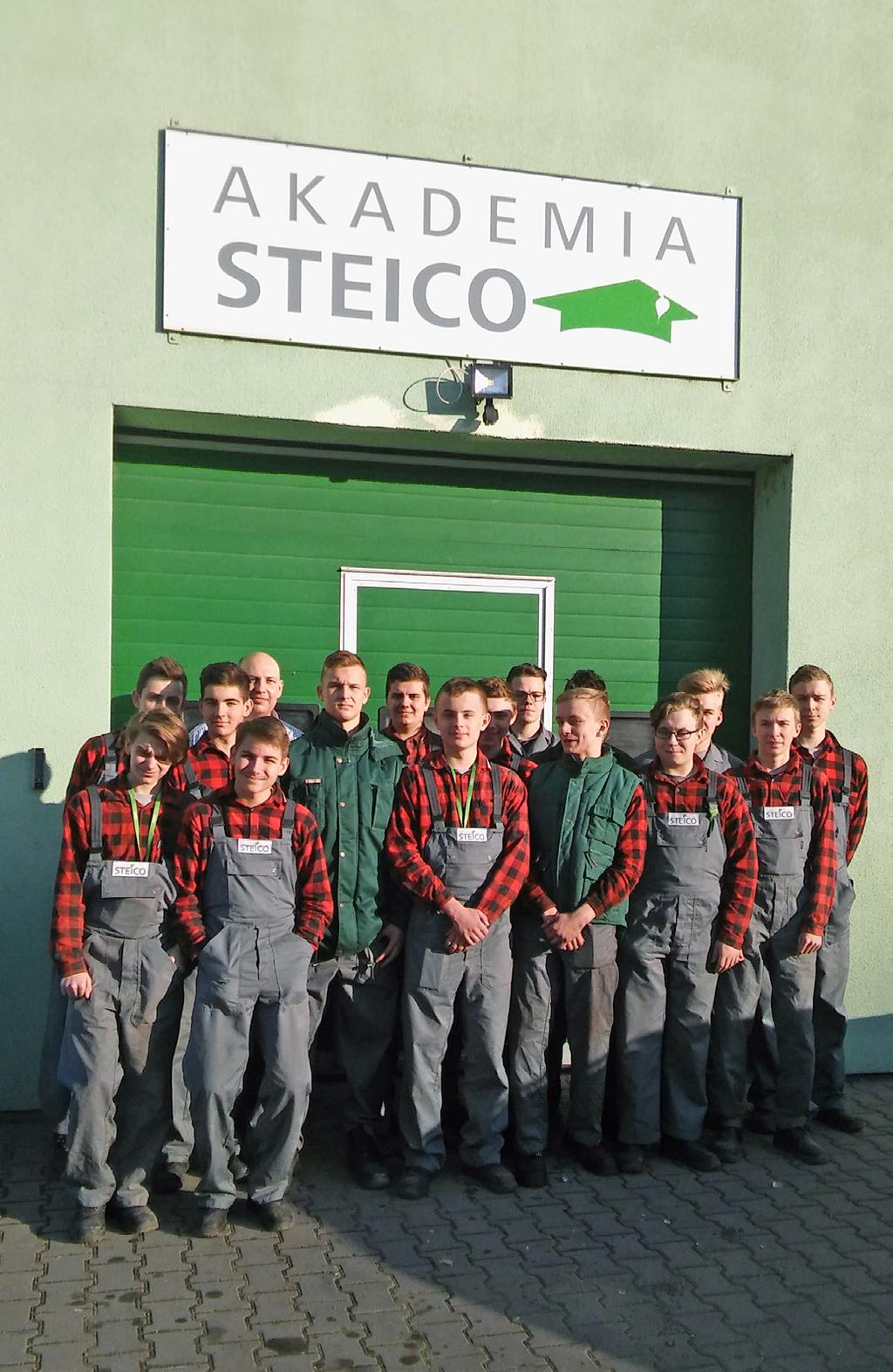 Zajęcia praktyczne uczniowie młodociani pracownicy w zawodzie stolarz odbywają w firmie Steico.