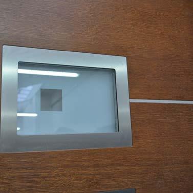 - Wykończenie przy szybie INOX - Wykończenie INOX jednostronne (od zewnątrz) - Uchwyt okrągły INOX 160 cm