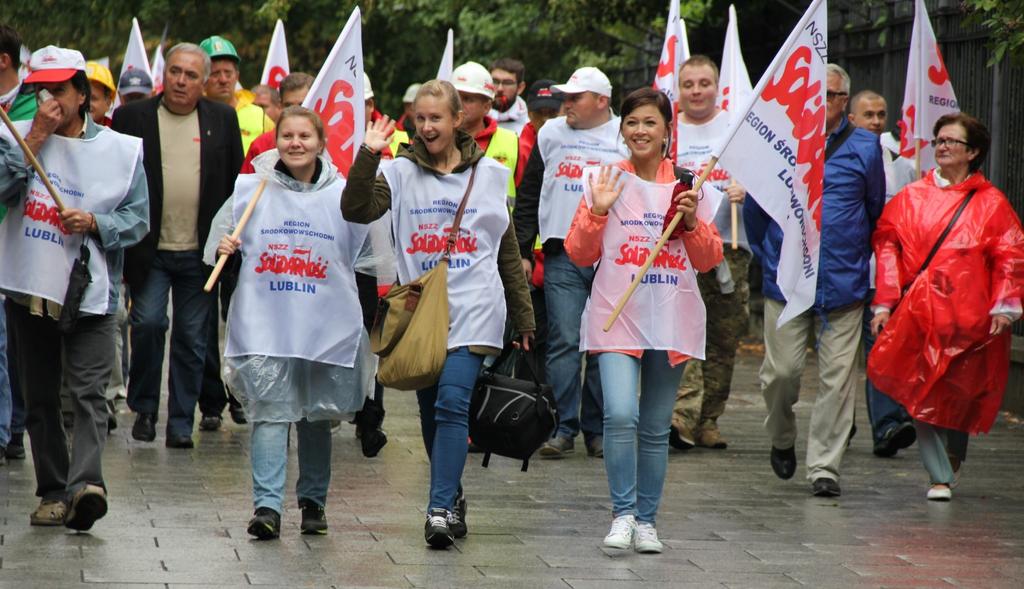 Jak podkreślają uczestnicy protestu, przybyli do Warszawy, by dopilnować głosowania nad referendum w sprawie obniżenia wieku emerytalnego, zniesienia obowiązku