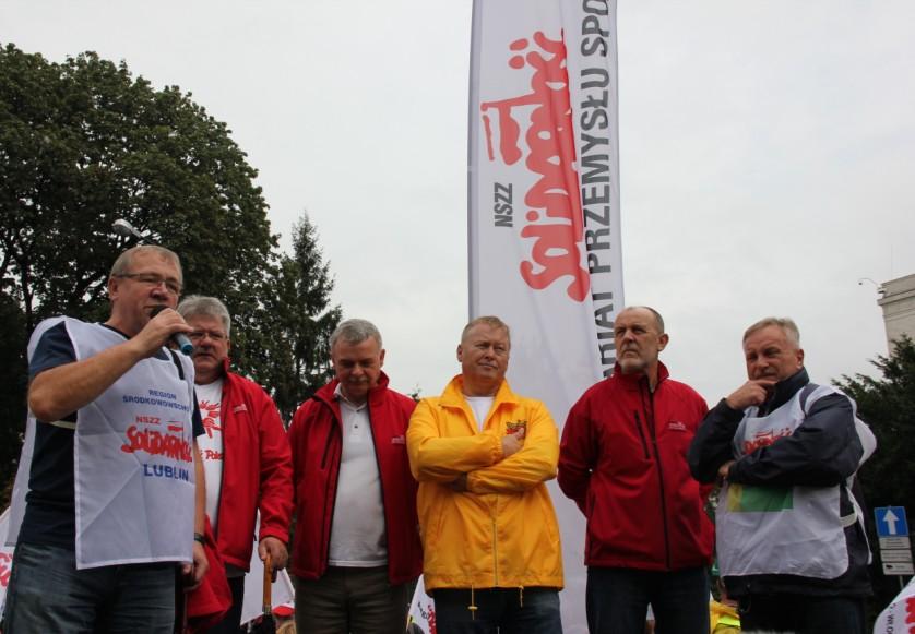 Kilka tysięcy związkowców, pikietujących przed parlamentem, przyjęło ten wynik z oburzeniem. To skandal!