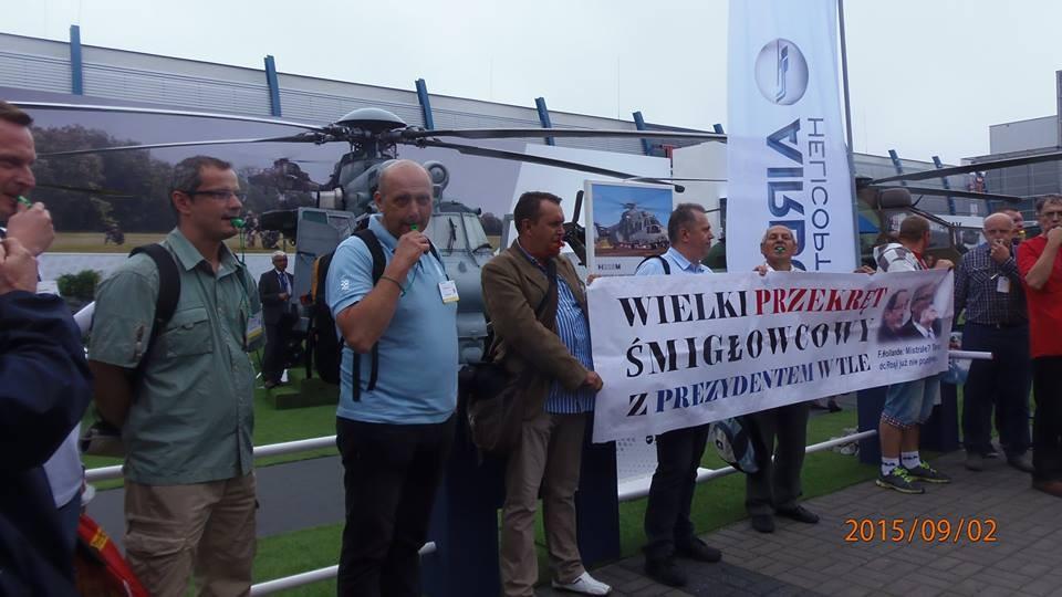 Świdnik nadal walczy o przetarg na śmigłowce Kilkudziesięciu związkowców z PZL-Świdnik pikietowało w środę (2 września br.