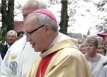 pielgrzymują wierni z bliższych i dalszych parafii.