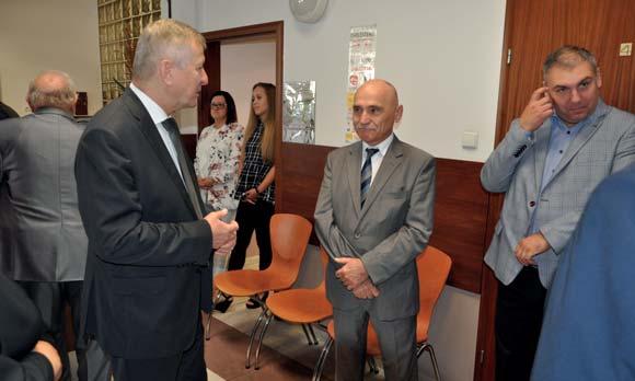 Wójt gminy Raciąż Ryszard Giszczak wylicza te inwestycje nie ukrawając, że ślamazarny tryb wydawania przez starostwo w Płońsku pozwoleń na budowę czy czekanie miesiącami na opinię lub decyzję Wód