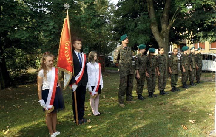 4 3 września uczniowie Szkoły Podstawowej im. Powstańców Styczniowych w Uniecku rozpoczęli kolejny rok szkolny. Spotkanie ze szkołą poprzedziła uroczysta msza święta w kościele parafialnym.