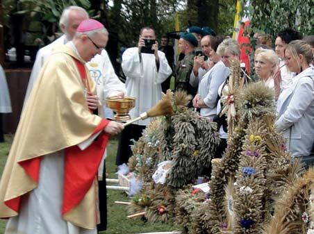 WYDARZENIA Głos Raciąża nr 9/2018 5 Dziękowali za bochen chleba Biskup płocki Piotr Libera poświęcił wieńce dożynkowe Biskup płocki Piotr Libera przewodniczył sumie odpustowej, która 8 września, w