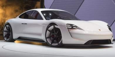 zadebiutuje również całkowicie elektryczny Polestar 2, który ma stanowić bezpośrednią konkurencję dla Tesli Model 3. W roku 2019 na polski rynek powróci hybryda plug-in Volkswagena Passat GTE.