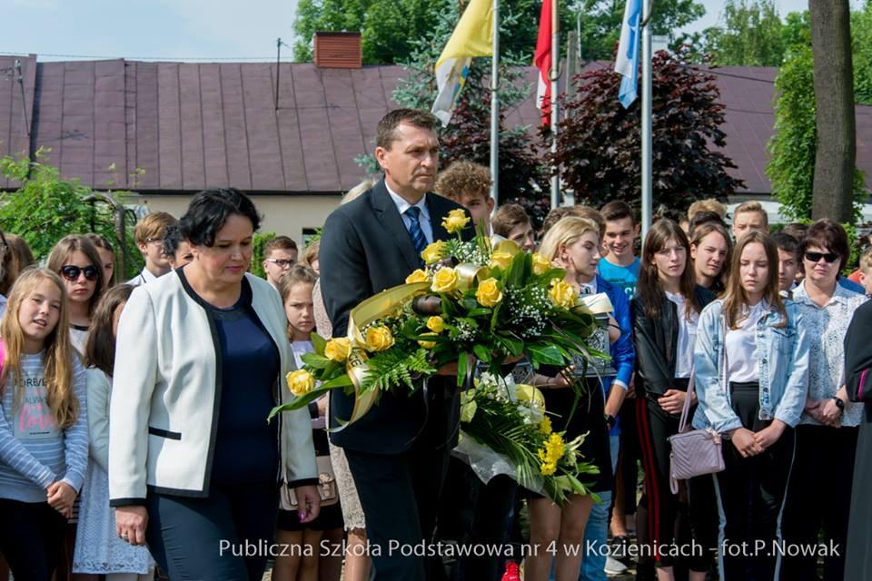 Święto Szkoły Dzień Patrona 23 maja w PSP nr 4 obchodzono Dzień Patrona św. Jana Pawła II. Uroczystość rozpoczęła się przemarszem społeczności szkolnej ulicami miasta do kościoła p.w. Świętego Krzyża, gdzie odbyła się uroczysta Msza Święta.