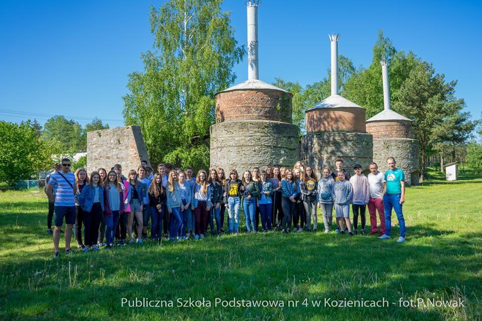 ZIELONA SZKOŁA KLAS II GIMNAZJUM Od 7 do 11 maja grupa 49 uczniów naszej szkoły brała udział w zielonej szkole.