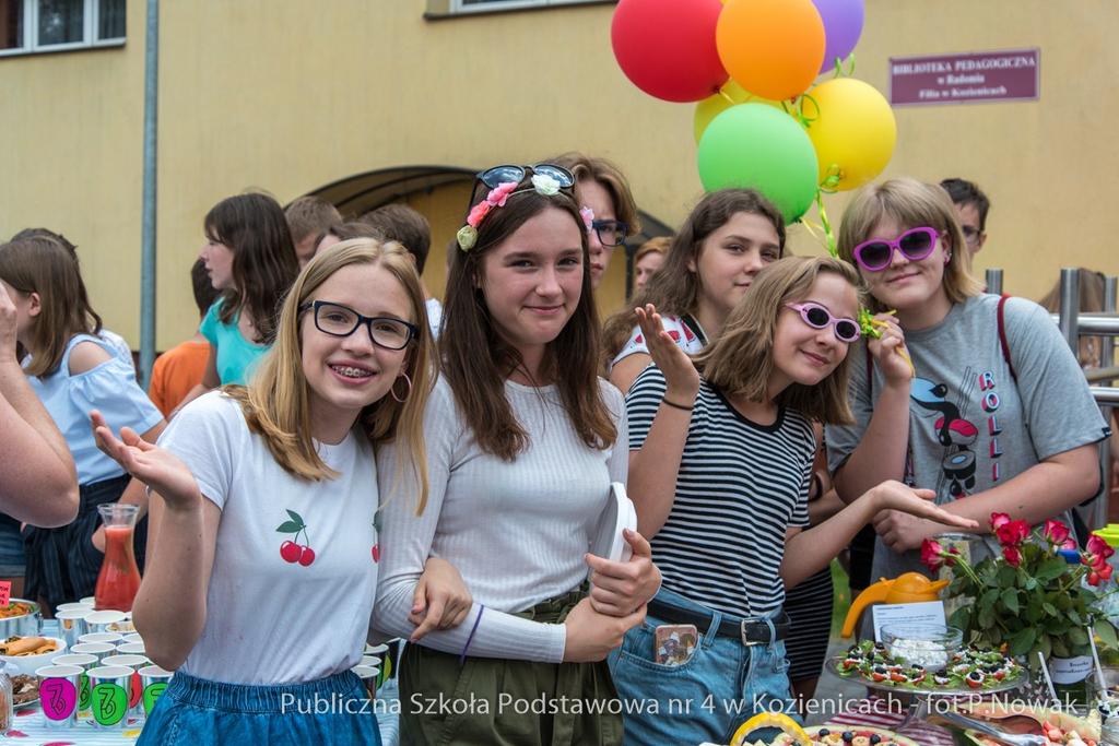 Uczniowie klas gimnazjalnych, klas siódmych, a także czwartoklasiści przygotowali kolorowe i pomysłowe stoiska ze zdrową żywnością wśród, której znalazły się dwa dania konkursowe, które