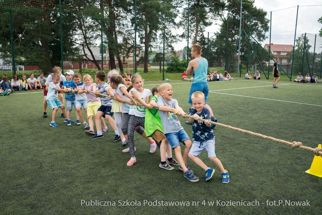 in świeżymi sokami z owoców i warzyw, różnymi rodzajami sałatek, ciast i ciasteczek.