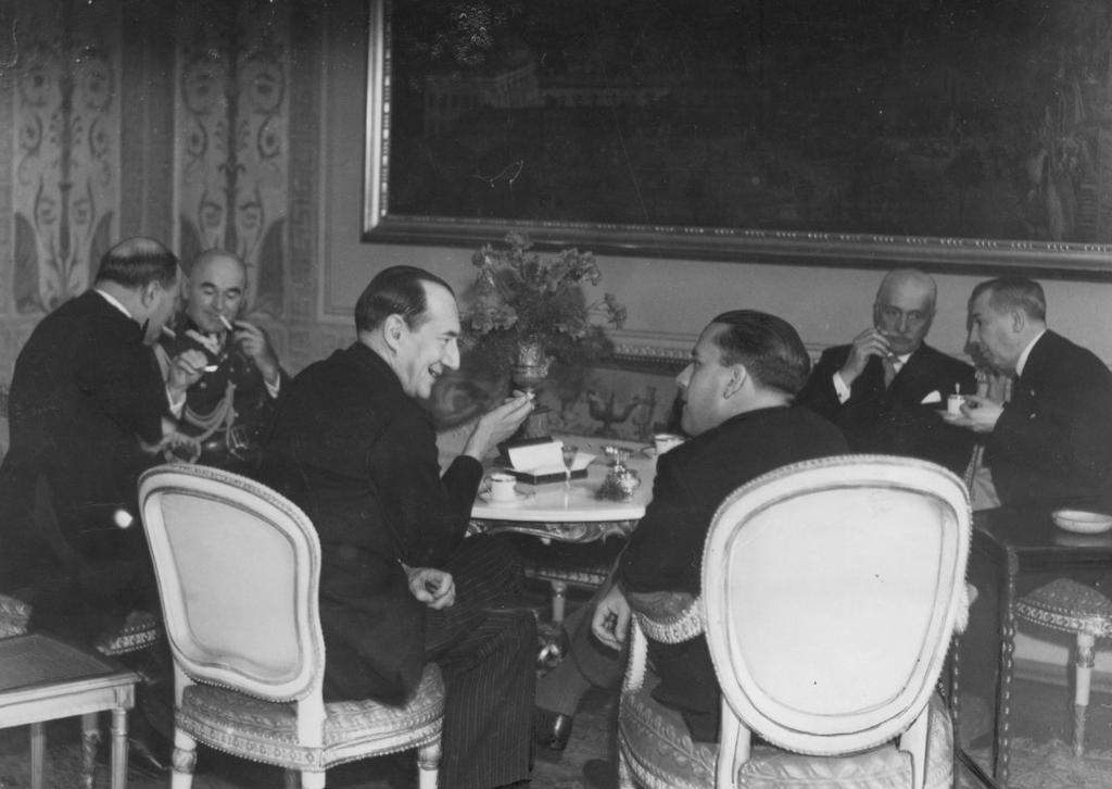 Luty 1939 roku, śniadanie wydane na Zamku Królewskim w Warszawie na cześć ministra spraw