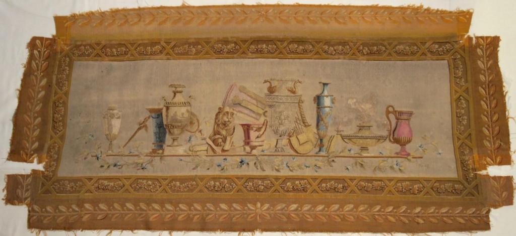 Siedzisko Il. 15. Obicie tapiseryjne zdemontowane z siedziska kanapy. Kompozycja - pole środkowe Kompozycja pola środkowego obicia siedziska przedstawia, ustawione na półce (?) lub blacie (?