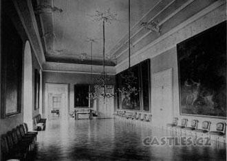 2. ZAGADNIENIA HISTORYCZNE 2.1. HISTORIA ZABYTKU Powstanie kanapy, jak i całego kompletu mebli do których się zalicza, związane jest zapewne z pałacem w Židlochovicach koło Brna.