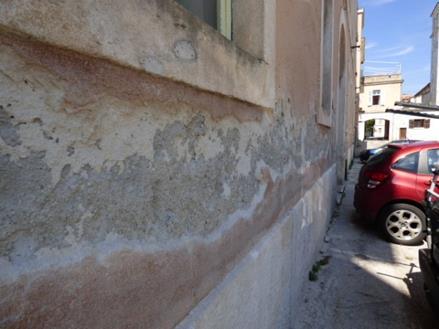 OBJAWY WSKAZUJĄCE NA WILGOĆ KAPILARNĄ nieprzyjemny zapach w pomieszczeniu