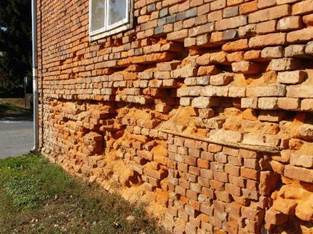 ROZWARSTWIANIE, ODPADANIE LUB ZNISZCZENIE MATERIAŁU BUDOWALNEGO Wznosząca się wilgoć przez mur transportuje ze sobą rozpuszczone sole i