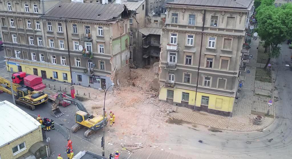 GDY NIE MASZ MOŻLIWOŚCI OPUSZCZENIA DOMU wywieś w oknie dobrze widoczną tkaninę, jako znak dla ratowników, że potrzebujesz pomocy.